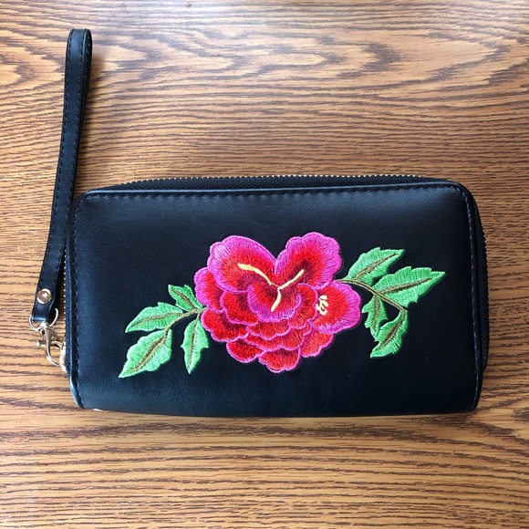 Handbags - Embroidered Flower Wristlet 🌺🌿
